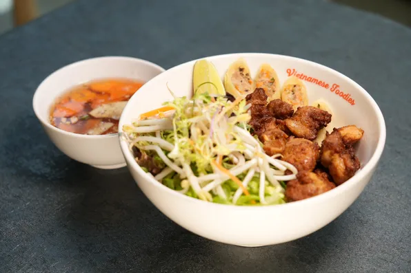 Bun Ga Nuong Cha Gio - Bun with Chicken Springrolls & Chicken Satay